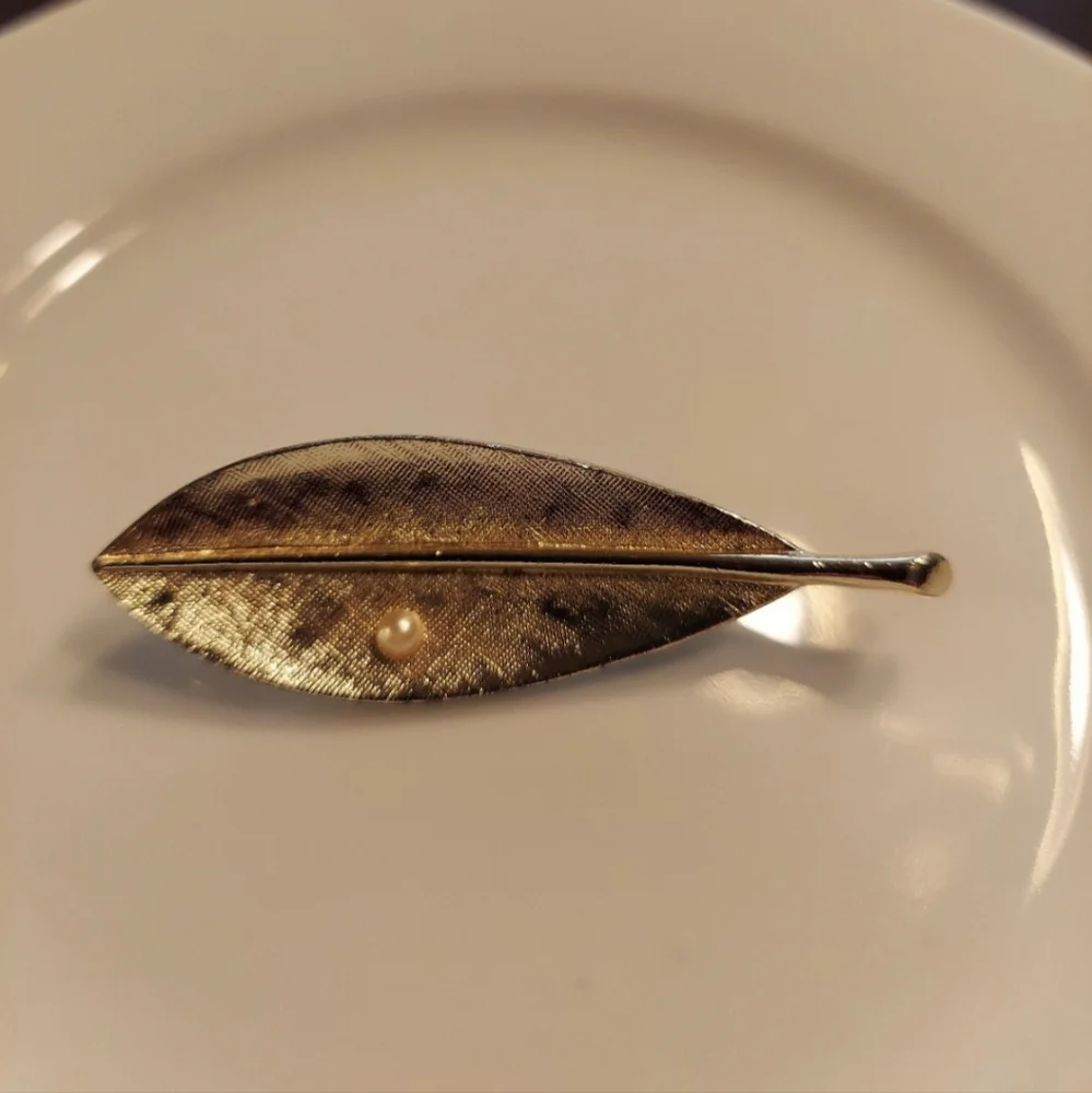 1958 Signed Sarah Coventry Enchantment Brooch Pin Gold Faux Pearl LIKE NEW
